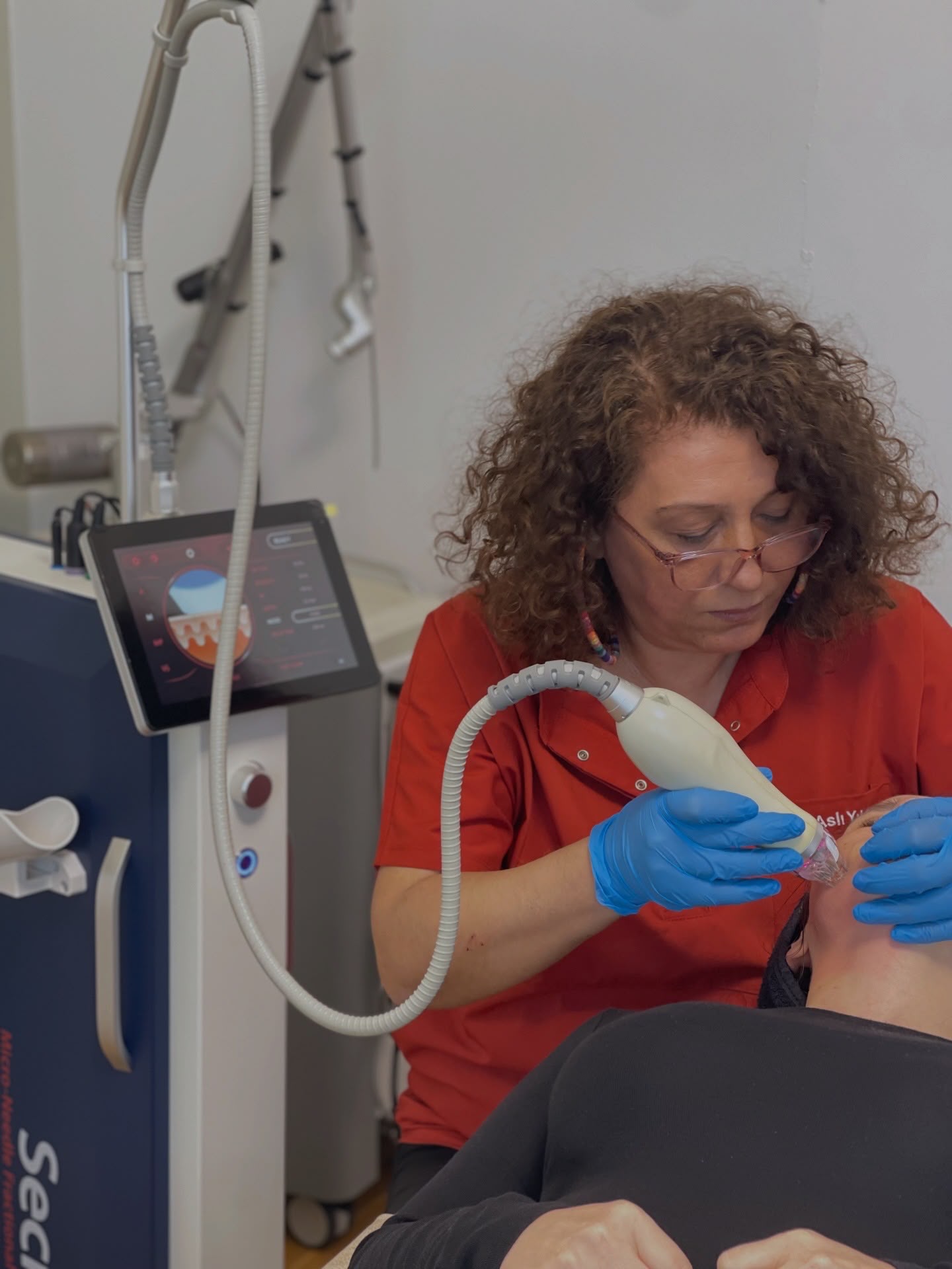 Dr. Aslı Yıldız uygulama sırasında