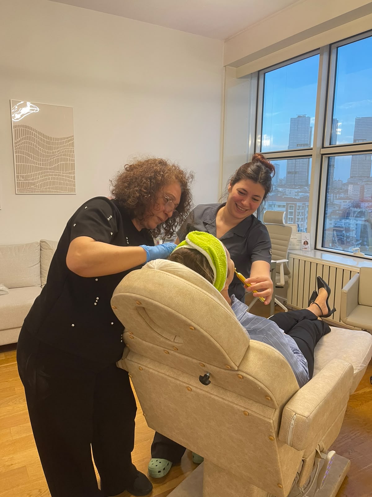 Dr. Aslı Yıldız Kliniği'nde cilt bakımı uygulaması