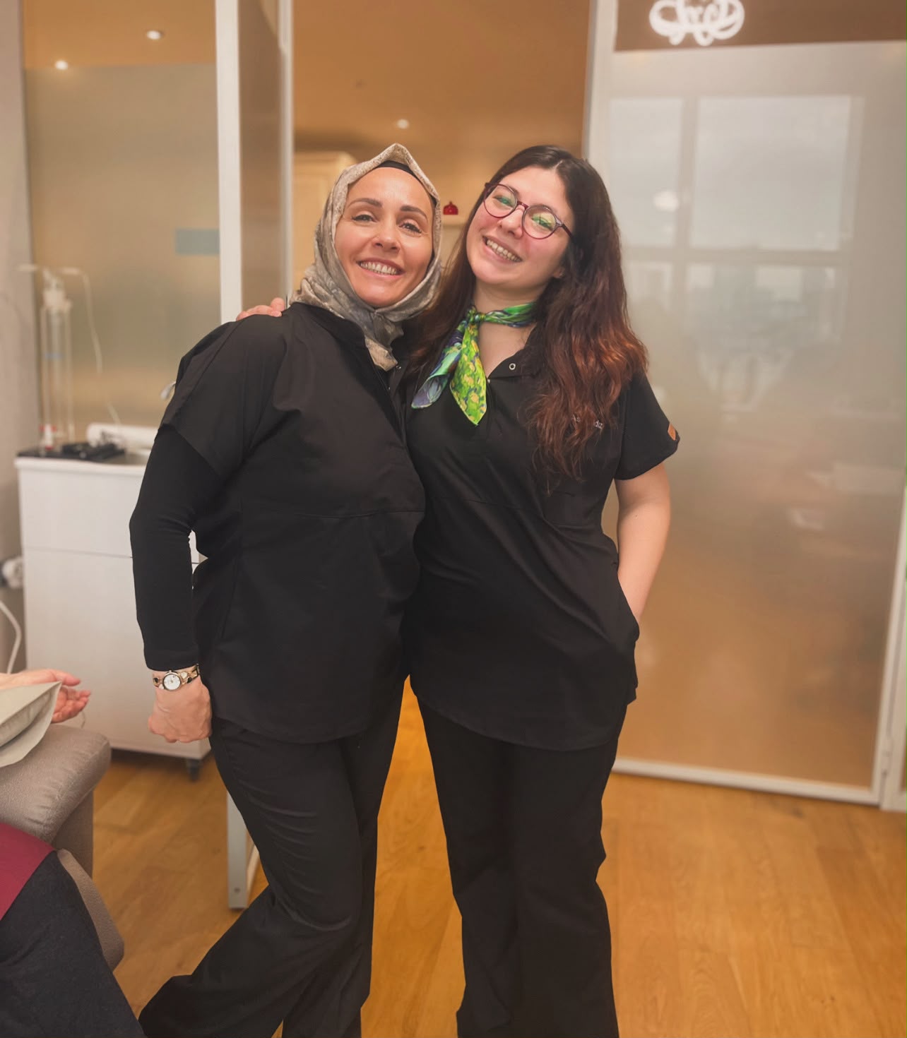 Dr. Aslı Yıldız Kliniği ekibi klinik içinde